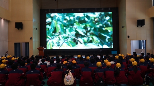 红色淬砺少年志  科创激求知欲——六安金安高级中学开展“ 追寻红色足迹 探索智造奥秘”红色+科技研学活动
